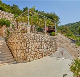 5 Bedroom Apartment with Balcony and Sea View in Vrbica near Dubrovnik, Sleeps 8-12